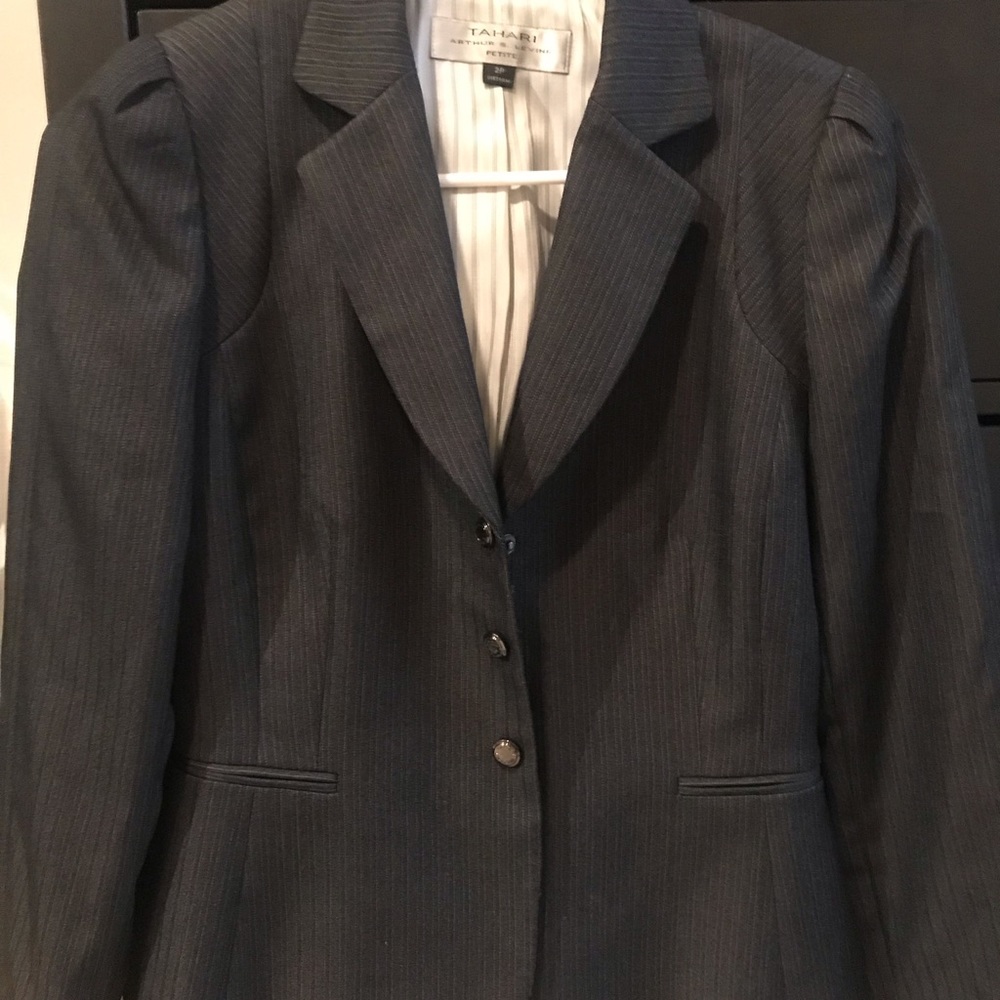 TAHARI SUIT